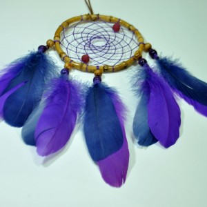 Фото Красивый ловец снов с фиолетовыми перьями