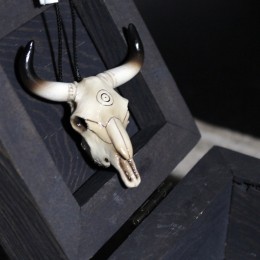 Фото Кулон Череп быка с символом солнца