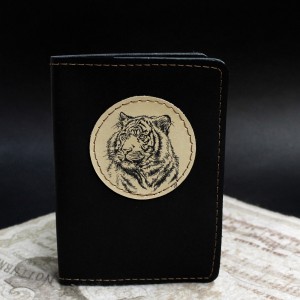 Фото Чёрная обложка на паспорт Тигр