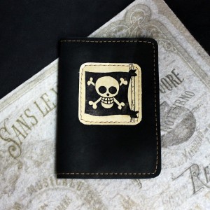 Фото Чёрная обложка на паспорт Пиратский флаг