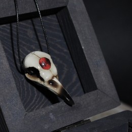 Фото Кулон Череп вороны с красным глазом