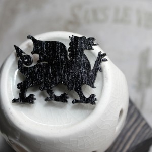 Фото Брошка чёрная Валлийский дракон