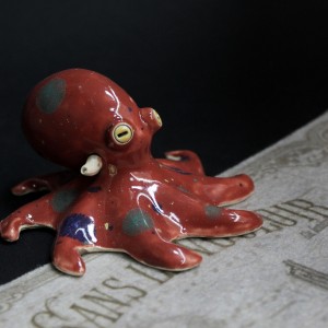 Фото Фигурка красного с пятнышками осьминога