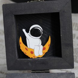 Фото Брошка Космонавт на луне из сыра