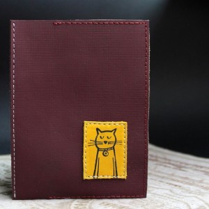 Фото Обложка на паспорт бордовая Котик натуральная кожа