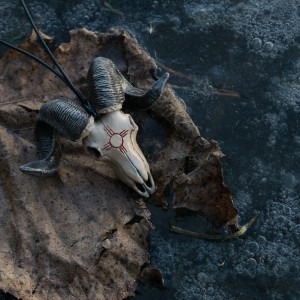 Фото Кулон череп барана с солярным символом