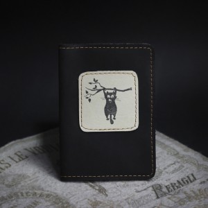Фото Чёрная обложка на паспорт Кот на ветке
