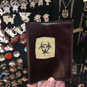 Фото Бордовая обложка на паспорт "Знак Радиации"