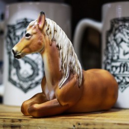 Фото Рыжая лошадь настольная скульптура