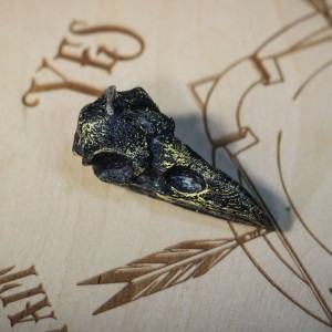 Фото Свеча череп ворона маленький