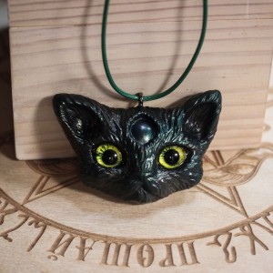 Фото Кулон чёрно-зелёный котик "Крампус"