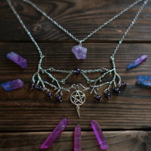 Фото Колье с веточками и фиолетовым кристаллом на второй цепочке