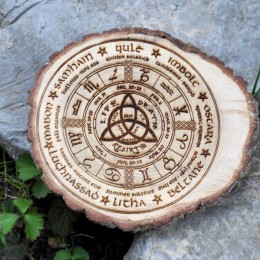 Фото Колесо Года - языческий календарь на спиле дерева