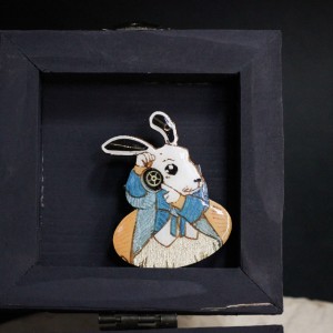 Фото Брошка с шестерёнками "Белый кролик Алиса"