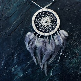 Фото Белый ловец снов с серыми перьями « Снежная буря» внутри камень кахалонг