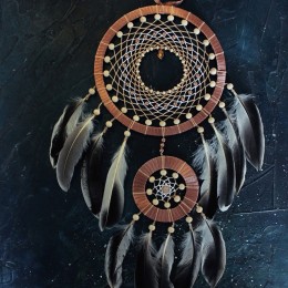 Фото Двойной коричневый ловец снов с натуральными перьями и каплей "Стрела"