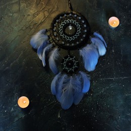 Фото Двойной черный ловец снов с голубыми перьями и каплей "Дар небес"
