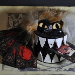Фото Чехол для Таро - шкатулка с зубами
