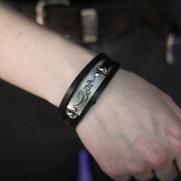 Фото Кожаный браслет с металлической вставкой, разные