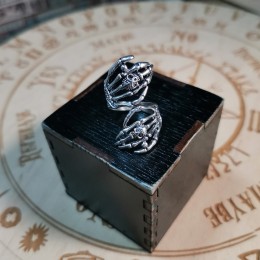 Фото Кольцо безразмерное Череп на костях, чернёное серебро
