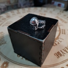 Фото Кольцо безразмерное Череп, чернёное серебро