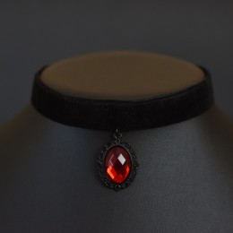 Фото Бархотка с красной подвеской в чёрной оправе