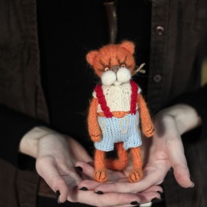 Фото Игрушка Рыжий котёнок в одежде
