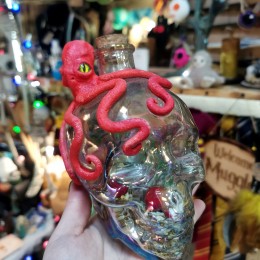 Фото Бутылка череп о осьминогом