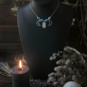 Фото Колье «Ночные зайчики» с голубыми керамическими бусинами, кулоном с зайчиками и полумесяцами