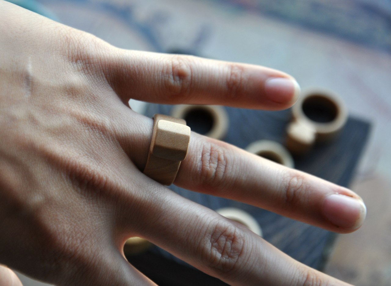Деревянные кольца на палец: купить оригинальные аксессуары из дерева для стильных выходных